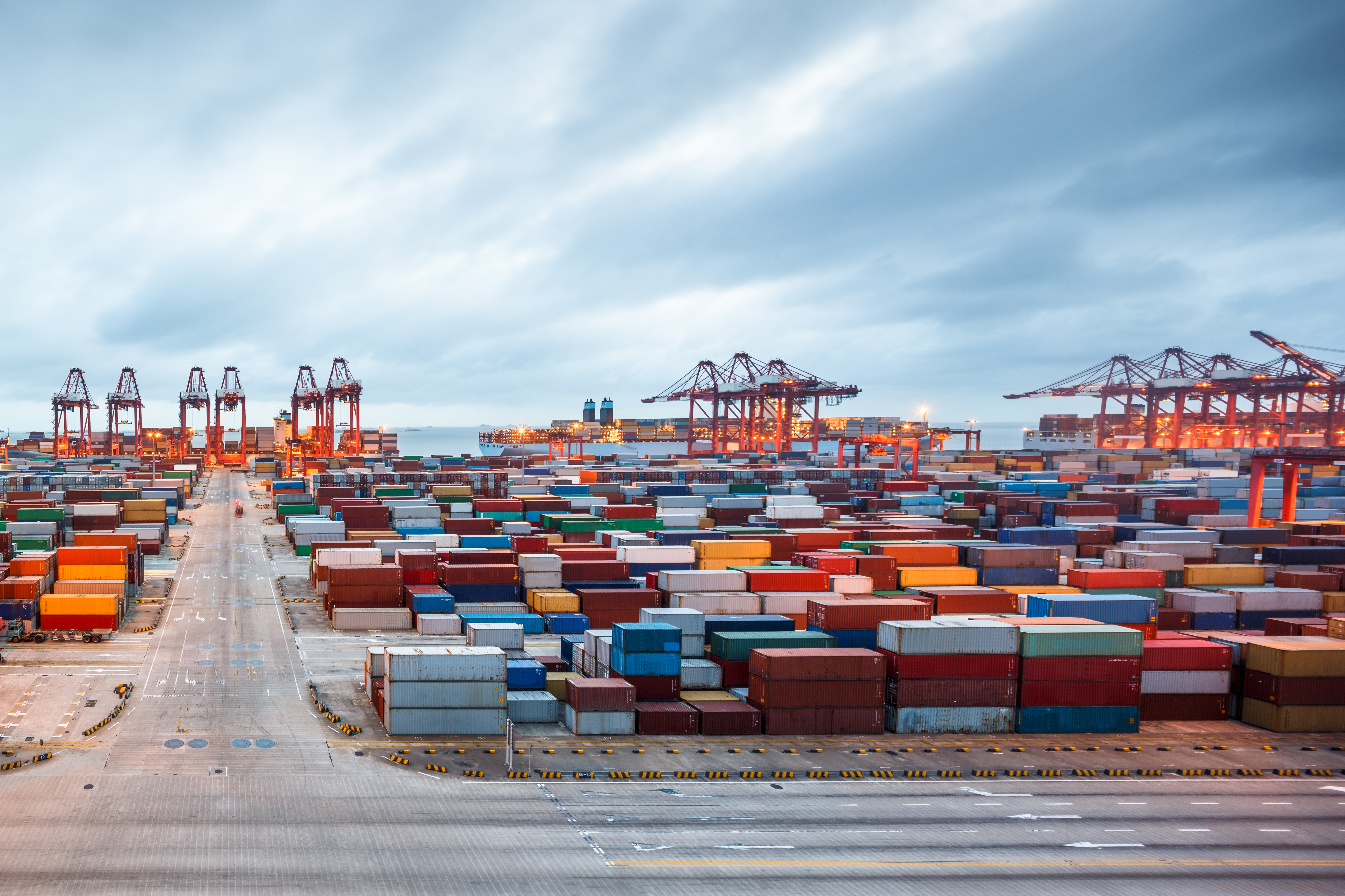 貨船傾覆！大量集裝箱落水